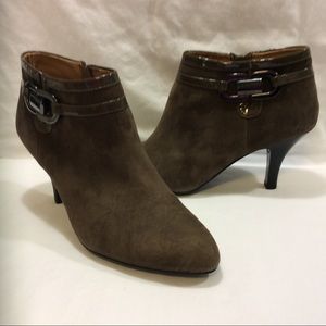 NWOB SOFFT LIGHT BROWN/TAN SUEDE BOOTIES 8W $99